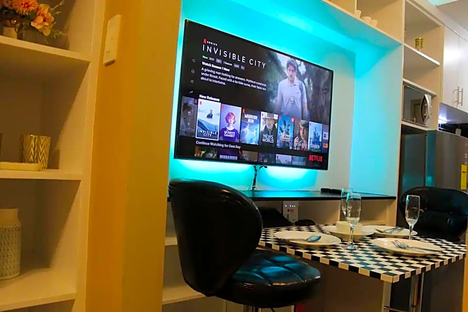 Whole Condo with Pool Great for Staycation