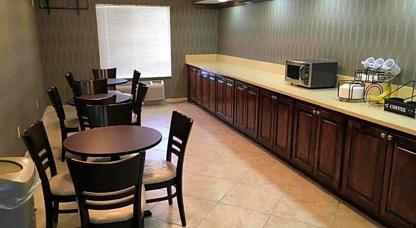 Super 8 by Wyndham Jackson MS Near the Fairgrounds