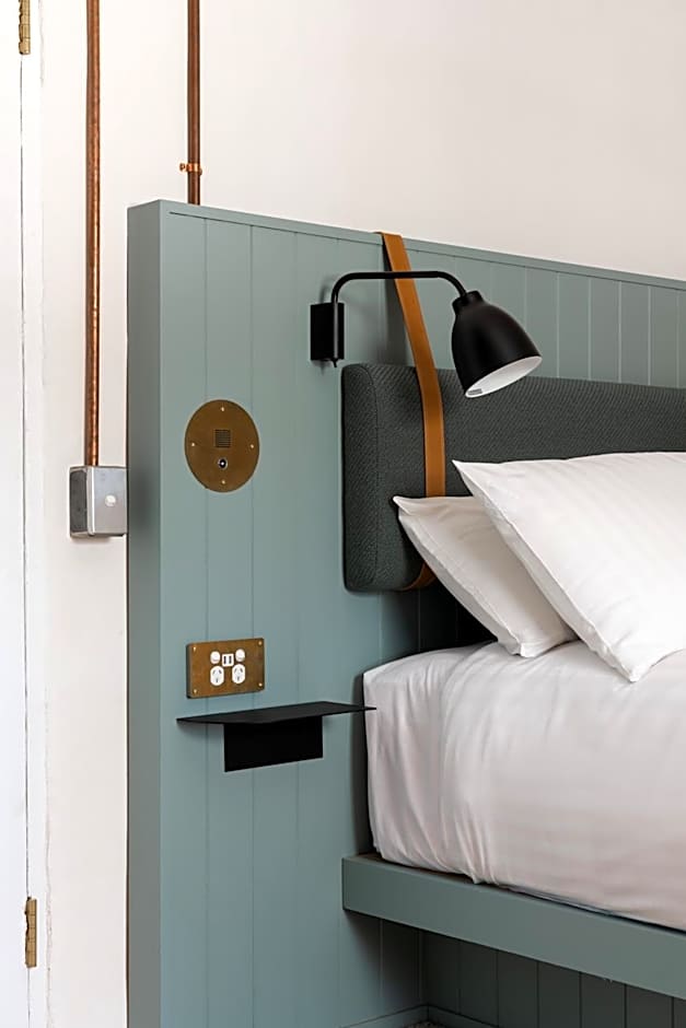 Garde and Warders Hotel