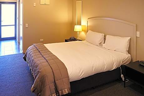 Deluxe Double or Twin Studio with Spa Bath