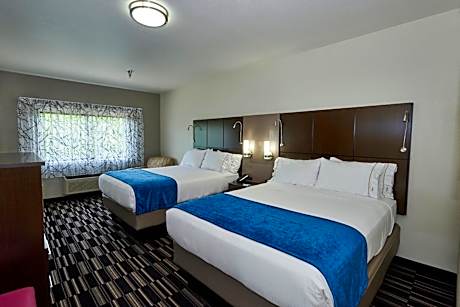 Standard Queen Room with Two Queen Beds and Mobility Accessible Tub