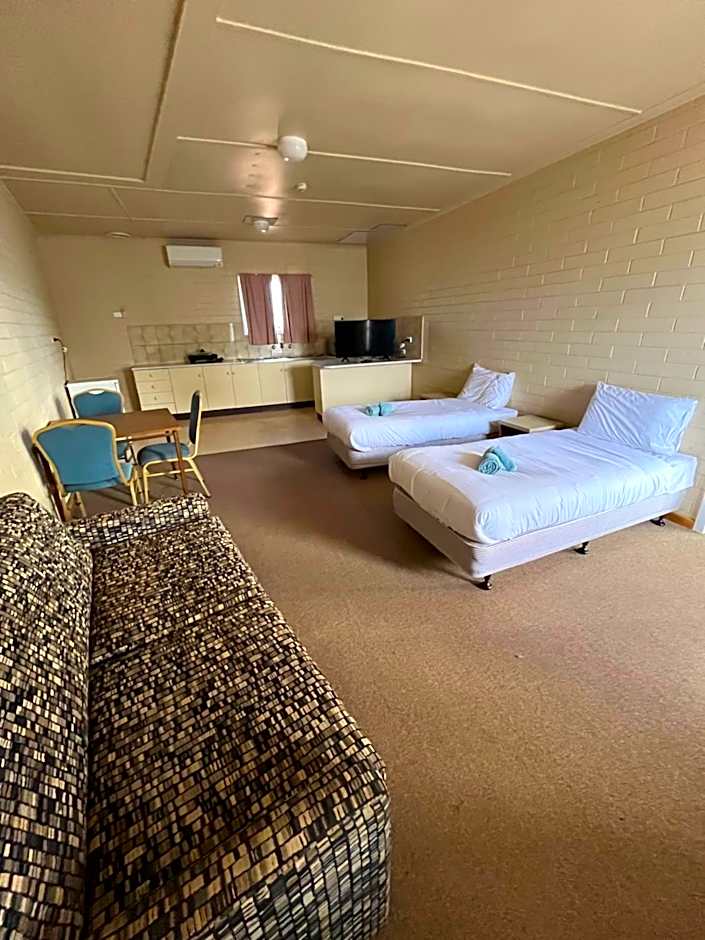 Opal Inn Hotel, Motel, Caravan Park