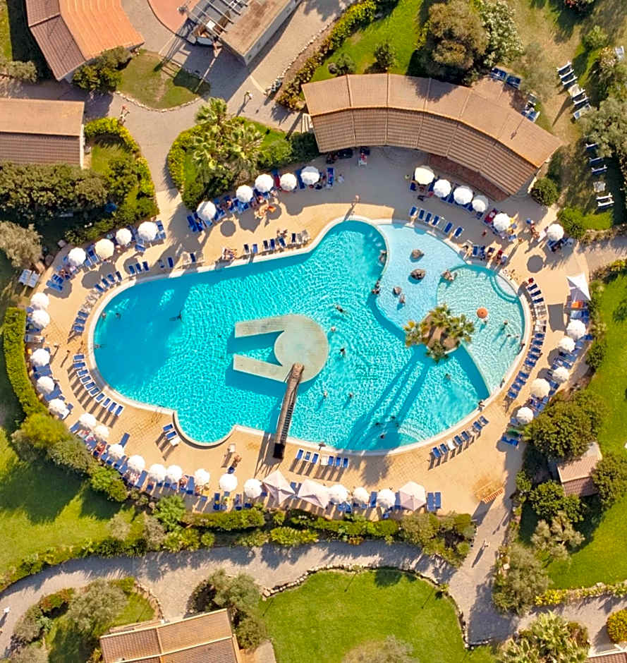 Residence with swimming-pool in Arborea just 300 meters from the beach