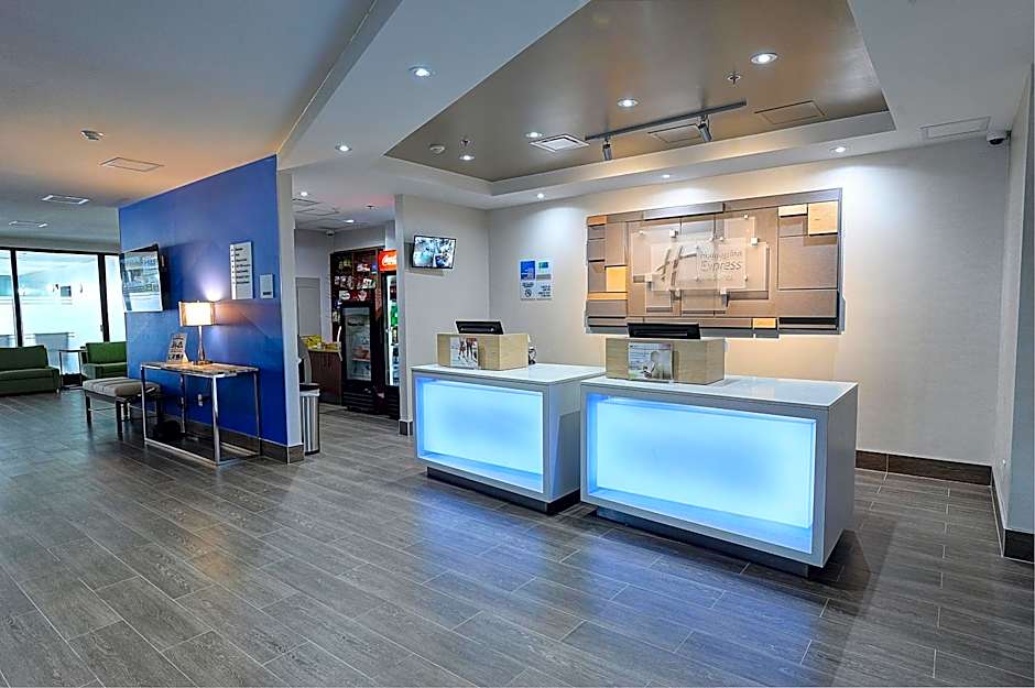 Holiday Inn Express & Suites Toronto Airport West By IHG
