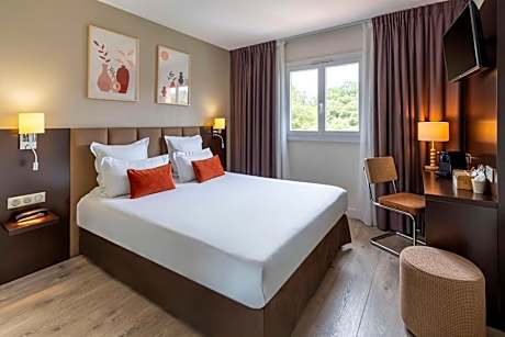 Classic Queen Room with Roll-In Shower - Disability Access/Non-Smoking