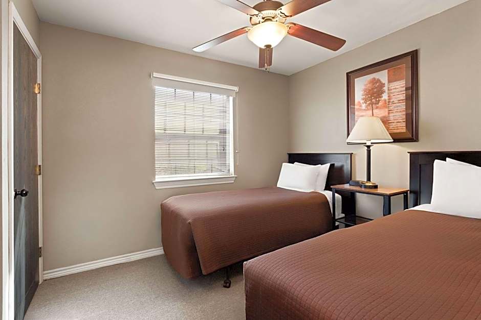 Eagle's Den Suites Cotulla a Travelodge by Wyndham