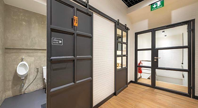 Siam Subway Hostel and Cafe