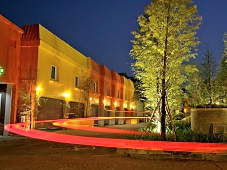 Yuan Motel