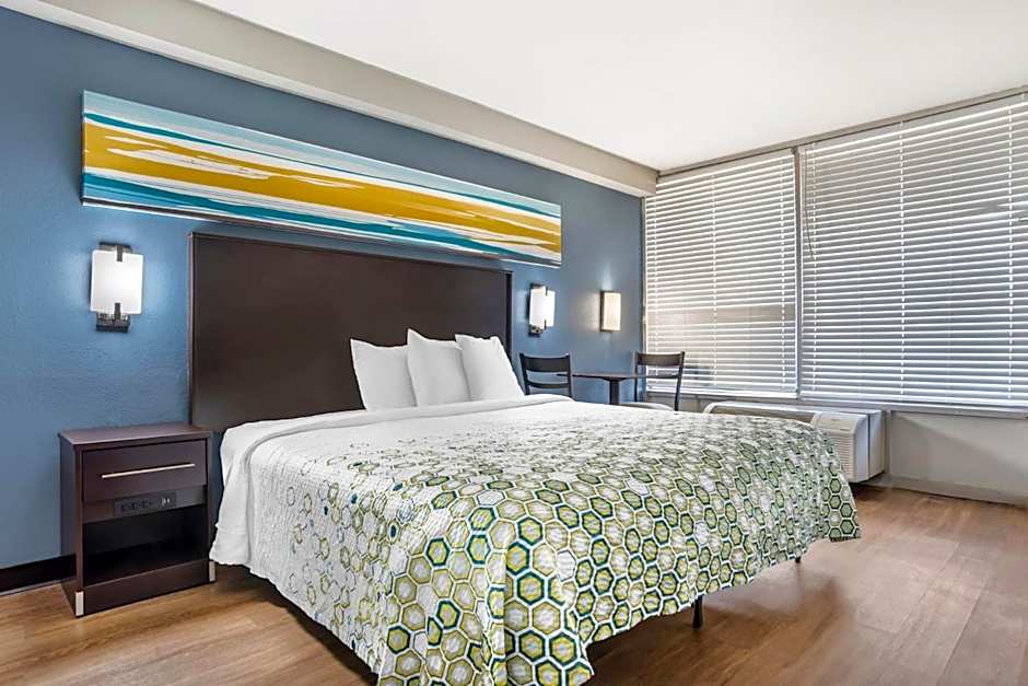 HomeTowne Studios by Red Roof Montgomery - Midtown