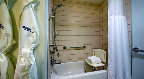One-Bedroom Suite - Hearing Accessible with Roll-in Shower