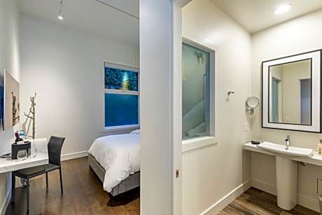 Courtyard Queen Room with Window