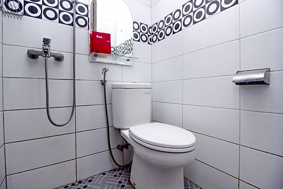 RedDoorz Plus near Isola UPI