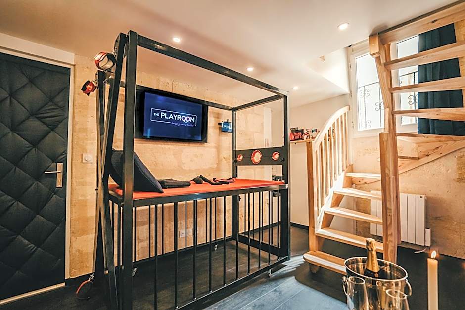 LOVE ROOM Bordeaux Playroom avec salle de jeux pour adultes et lit à eau chauffant