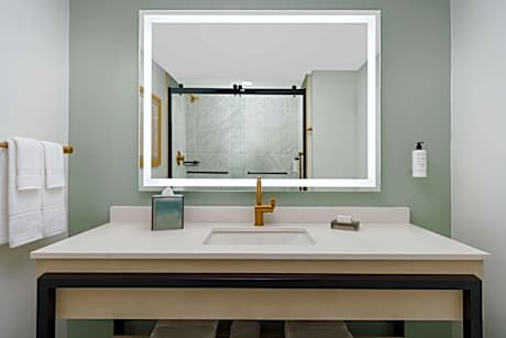 1 King Bed Gulf Front Balcony