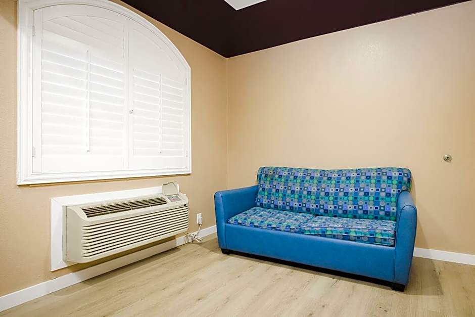 Sapphire Inn & Suites