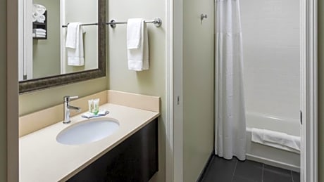 Queen Studio Suite - Communication Accessible