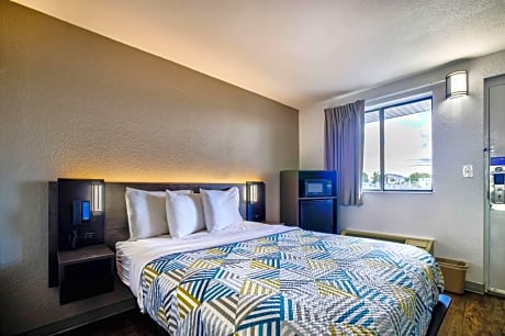 1 King Bed | Non-Smoking
