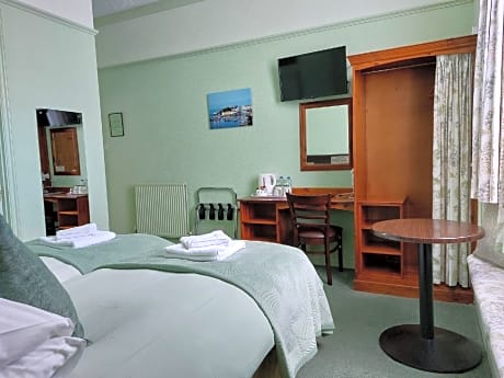 Twin room-Ensuite with Shower-Street View-Twin Room 4