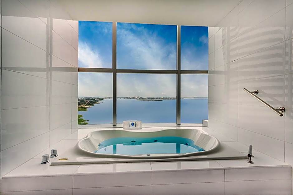 Wyndham Guayaquil, Puerto Santa Ana