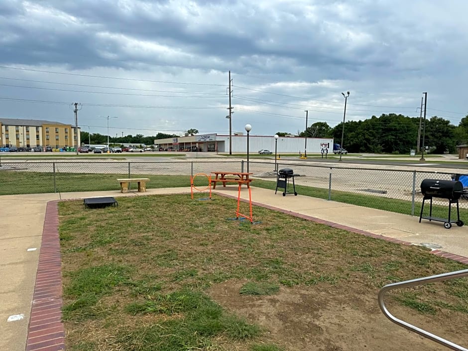 Super 8 by Wyndham Independence KS