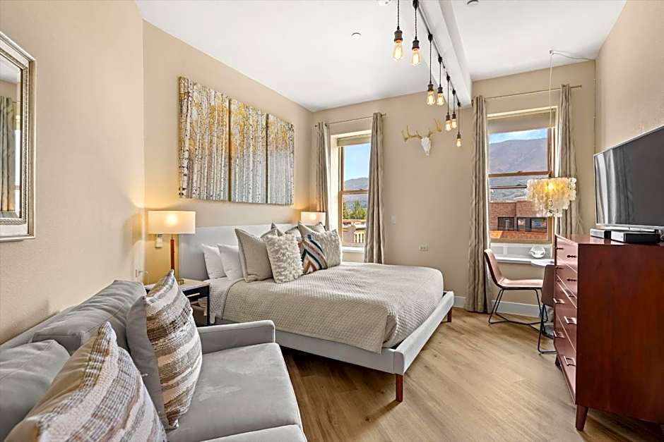 Independence Square 304, Stylish Hotel Room with Downtown Views & Great Location