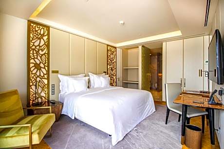 SUITE BAY WITH BALCONY (3+1)