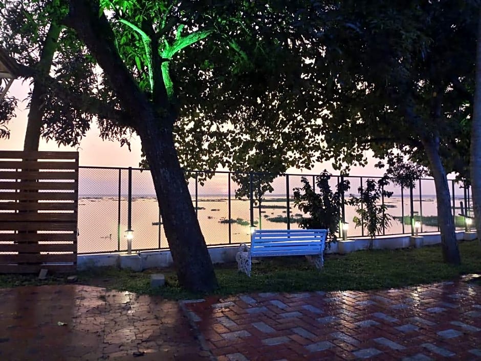 Saro Lake County Hotel