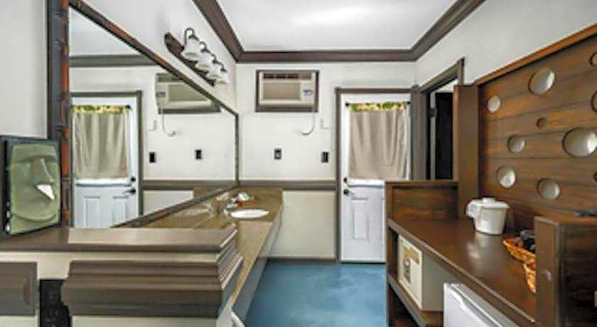Caliente Tropics Hotel
