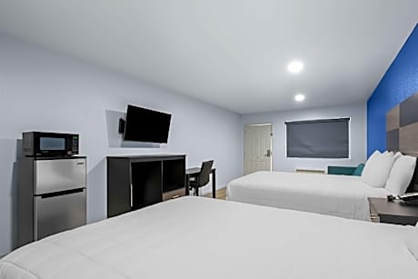 3 Queen Beds Deluxe Suite Non-Smoking