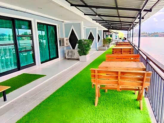 Chaiyai River Front Hotel