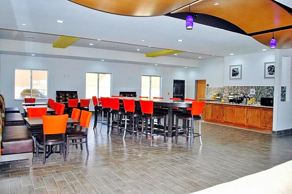 Days Inn & Suites by Wyndham Lubbock Medical Center