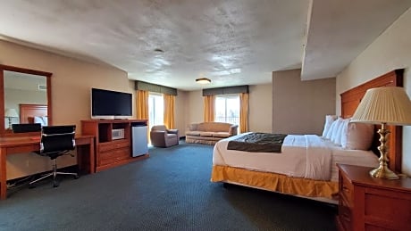 Studio Suite with 2 Queen Beds and 1 King Bed, Non-Smoking