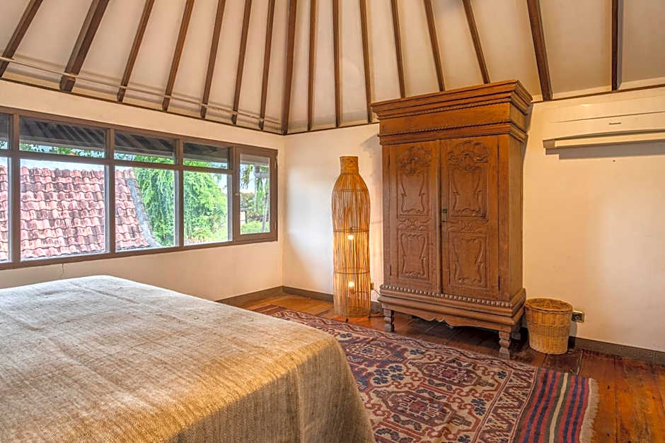 Spacious rustic Balinese villa with large pool