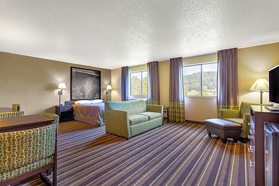 Super 8 by Wyndham Weston WV