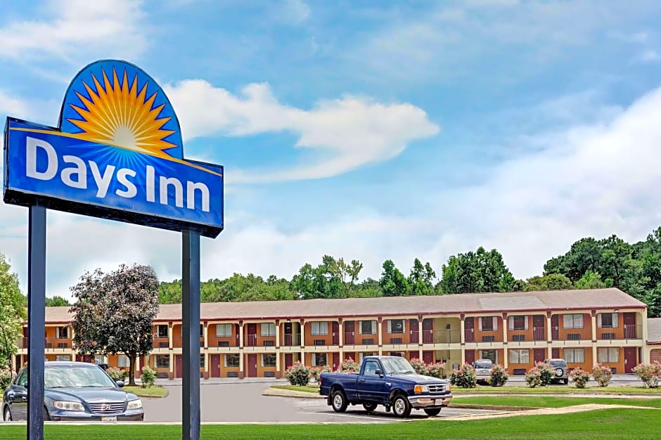 Days Inn by Wyndham Newport News City Center Oyster Point – Newport News, VA