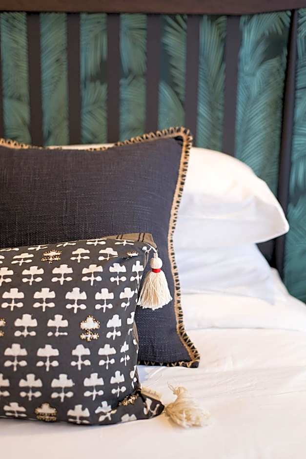 Studio Palms Steps from JeanTalon Market Full Bath by Den Stays