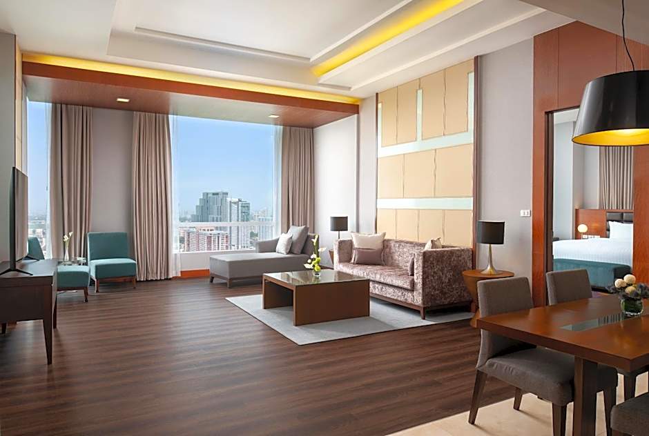 Photo 1 of 6 of Executive Suite