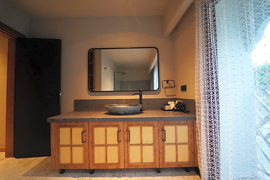 Icon Beach Suites Hotel Sovalye Island