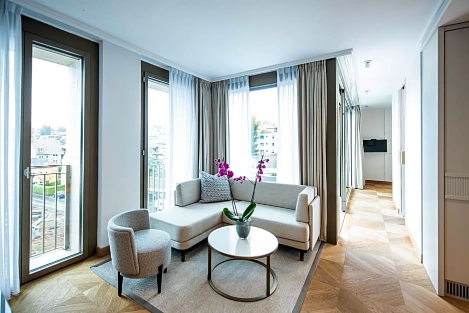 ALEX - Lakefront Lifestyle Hotel & Suites