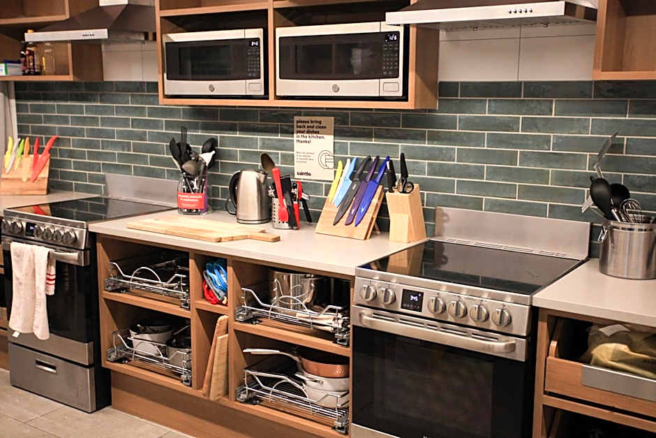 Saintlo Ottawa Jail Hostel