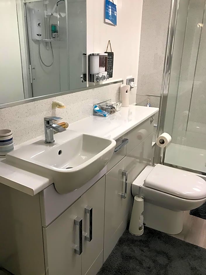 Luxury 3 bedded room with sea peeps and parking