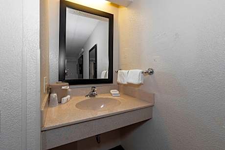 Deluxe King Room Disability Access Non-Smoking