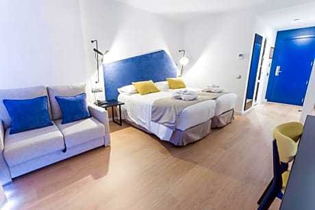 QUADRUPLE ROOM (2 ADULTS + 2 CHILDREN)