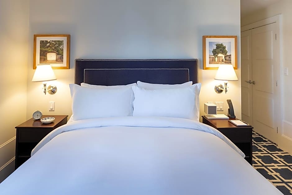 Photo 1 of 6 of Deluxe 1 Queen Bed