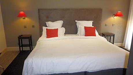 Suite-1 Queen Bed Non-Smoking Lounge Area