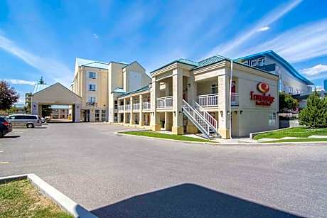 Econo Lodge Inn & Suites University
