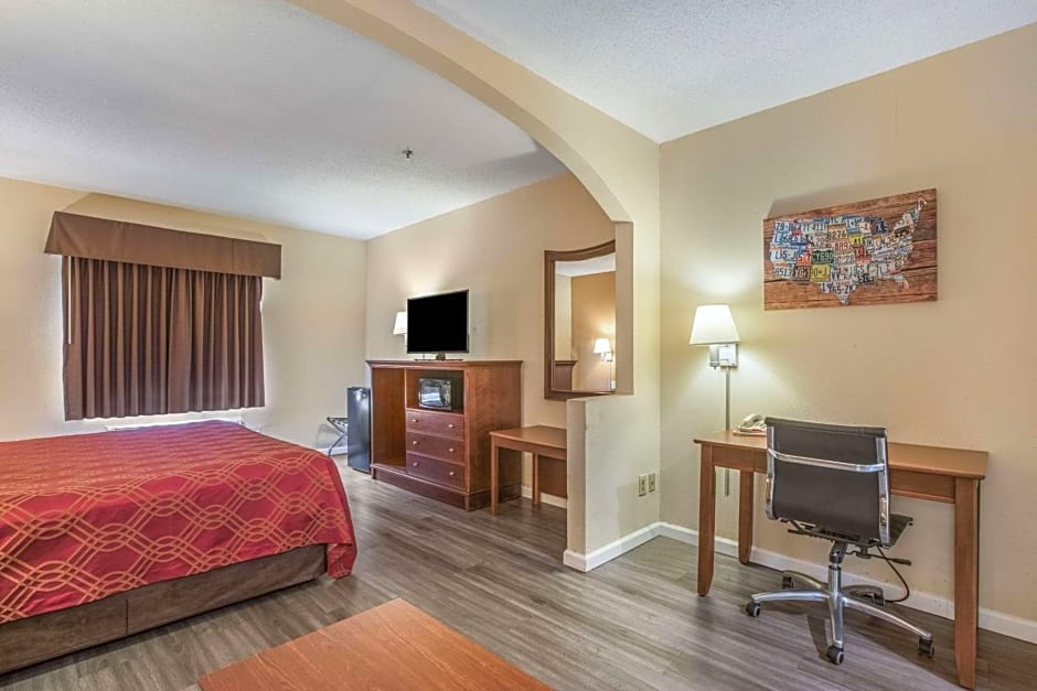 Econo Lodge Inn & Suites Marietta