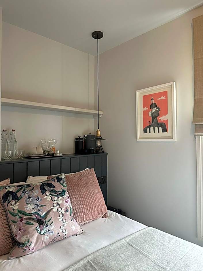 Rooms Above Sugar Boat