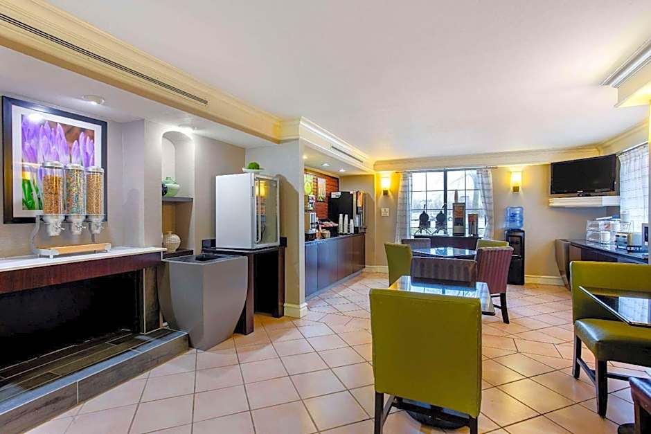 La Quinta Inn & Suites by Wyndham Champaign