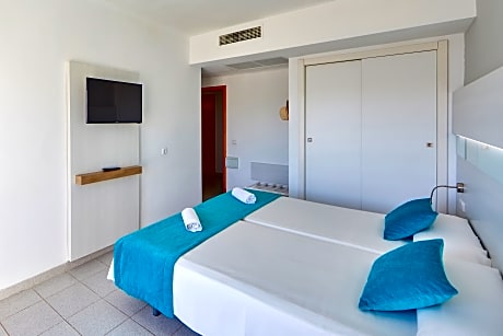 STUDIO WITH BALCONY 2 ADULTS + 2 CHILDREN